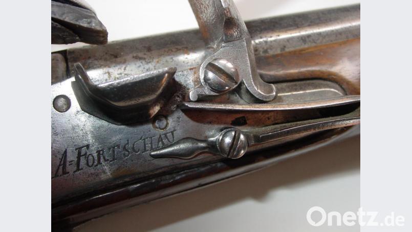 Die Steinschlossflinte stammt aus dem Armaturwerk Fortschau. Deutlich zu erkennen ist das an der eingearbeiteten Prägung auf der Schlossplatte. Bild: hrö