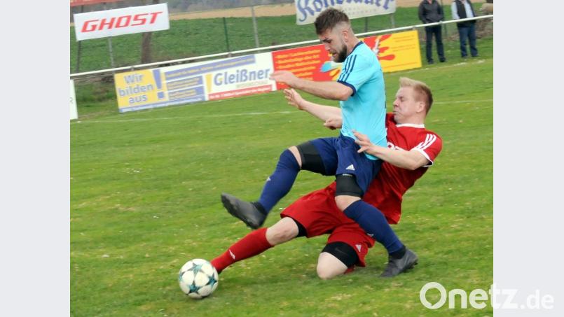 Der Kondrauer Christopher Ernstberger (rechts) geht gegen Oliver Schicker energisch zur Sache. Die Sportfreunde gewannen am Sonntag das Derby gegen den TSV Konnersreuth mit 2:1. Bild: heh