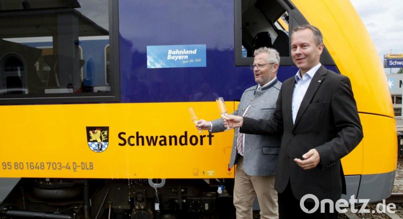 Geschäftsführer Wolfgang Pollety und Oberbürgermeister Andreas Feller tauften den Triebwagen der Oberpfalzbahn auf den Namen "Schwandorf" Bild: Hirsch