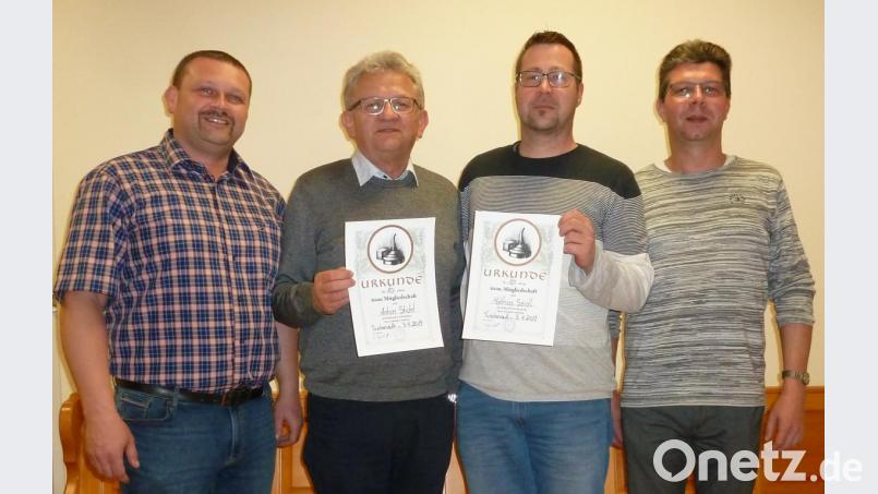 Für 10-jährige Zugehörigkeit bei den Eisstockschützen des FC Tirschenreuth ehrten die beiden Spartenleiter Klaus Burkhard (links) und Wolfgang Wagenknecht (rechts) die Mitglieder Anton Sticht (Zweiter von links) und Matthias Seidl. Bild: wga