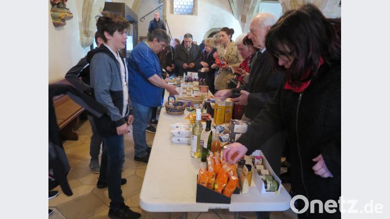 Beim Firmprojekt „Transfair-Warenverkauf“ bieten einige Firmlinge mit Gemeindereferent Jochen Gößl Transfair-Waren zum Kauf an. Bild: jzk