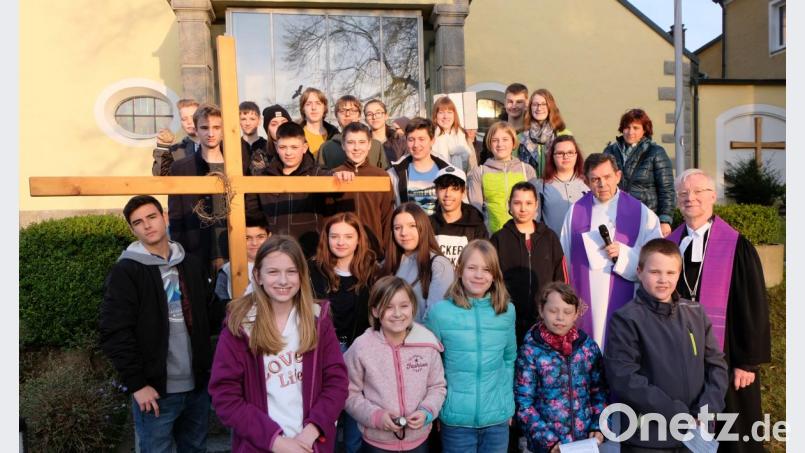 Die Teilnehmer am ökumenischen Jugendkreuzweg mit Pfarrer Max Früchtl und Pfarrer Wilfried Römischer.. Bild: le