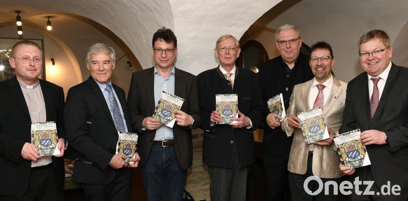 Sie waren zur Buchvorstellung gekommen (von links): Pfarrer Joachim von Kölichen, Pfarrer Rüdiger Löbermann, Bernhard Lübbers, Johannes Laschinger, Werner Schrüfer, Markus Lommer und OB Michael Cerny. Bild: Petra Hartl