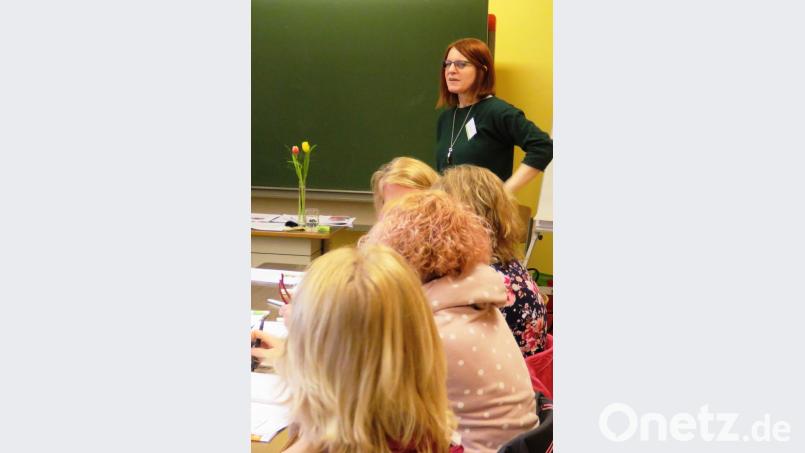 Daniela Groß von der Vernetzungstelle für Kita- und Schulverpflegung informierte die Teilnehmerinnen über eine wertschätzende Gestaltung der Mittagsverpflegung. Bild: exb