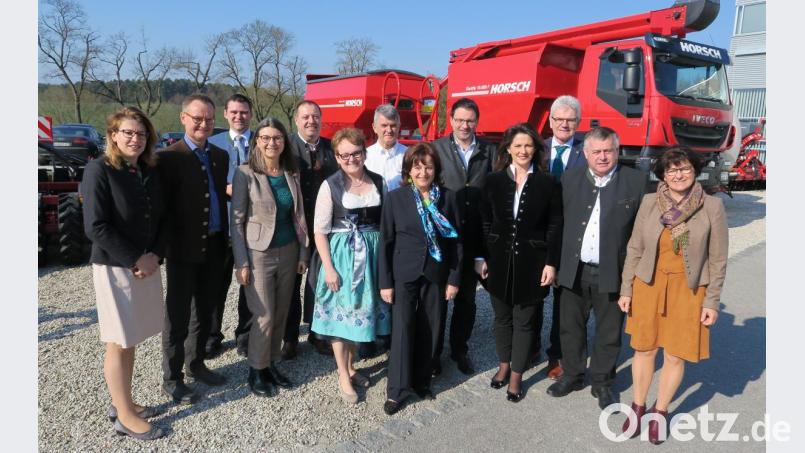 Die Landesversammlung der CSU-Arbeitsgemeinschaft "Enährung, Landwirtschaft und Forsten" auf dem Gelände der Firma Horsch bestreiten (von links) Martina Englhardt-Kopf, Hubert Heigl, Landrat Thomas Ebeling, Cornelia Horsch, Manfred Wendl, Barbara Ruhland, Michael Horsch, Landesvorsitzende Marlene Mortler, Martin Schöffel, Ministerin Michaela Kaniber, Artur Auernhammer, BBV-Präseident Walter Heidl und Rita Blümel. Bild: Hirsch
