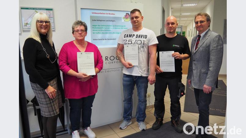 Richard Murr vom Arbeitgeberservice der Arbeitsagentur Weiden (Fünfter von links) übergibt Förderbescheide an die drei Beschäftigen der Firma Rogers (von links) Edeltraud Duwe, Stefan Biermeier
und Michael Gamper. Mit dabei auch Rogers-Personalleiterin Anette Enders (links). Bild: Bühner