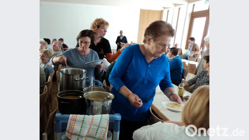 Die Frauen der Kolpingsfamilie hatten Suppen gekocht und für das Fastenessen zur Verfügung gestellt. Bild: ksi