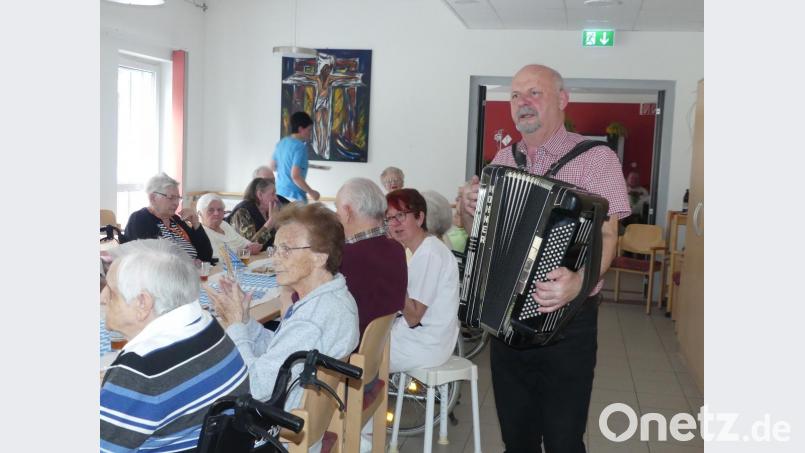 Gute Laune verbreitet Gerd Retzer in der &quot;Zoiglstube&quot; des Seniorenheimes. Bild: rn