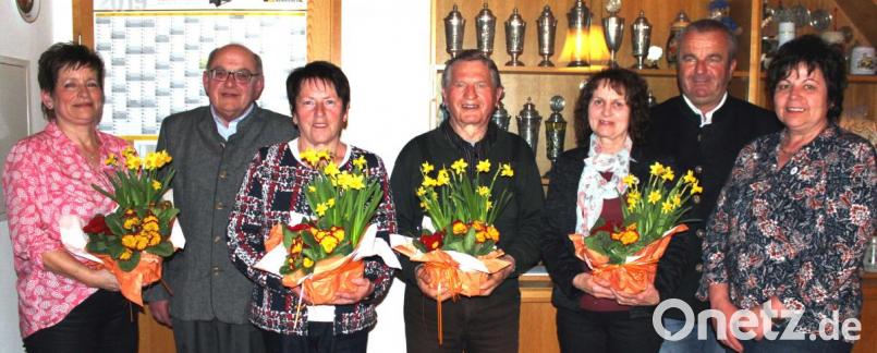 Zweiter Vorsitzender Hans Dieter Betz (Zweiter von links) vom Kreisverband für Gartenbau- und Landespflege nahm zusammen mit Bürgermeister Josef Deichl (Zweiter von rechts) und der Vorsitzenden Anita Graf (rechts) die Ehrung mehrerer Mitglieder vor. Bild: rbm