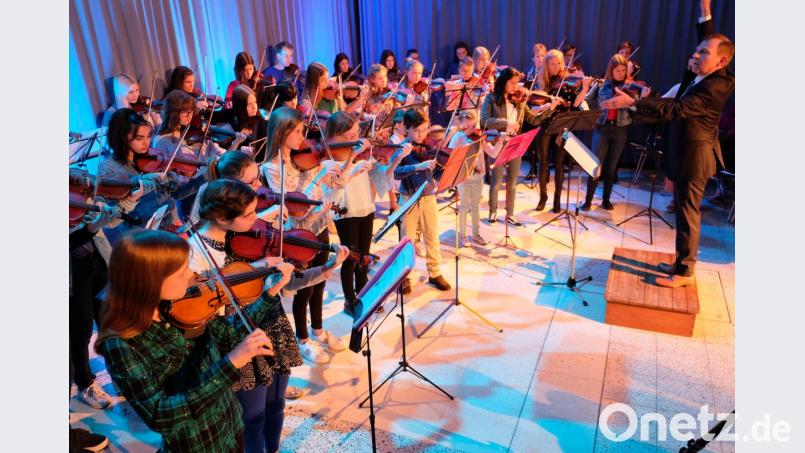 Im XXL-Format trat das Streicherorchester auf. Bild: do