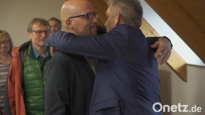 FW-Kandidat Michael Reimelt (links) gratuliert dem neuen Poppenrichter Bürgermeister Roger Hoffmann (SPD), zu dessen Wahl der nach dem ersten Wahlgang ausgeschiedene Reimelt aufgerufen hatte. Bild: gld