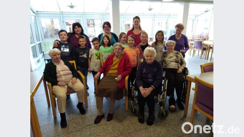 Was es bedeuten kann, sich sozial zu engagieren, erlebten die künftigen Speinsharter Kommunionkinder bei ihrem Besuch im Seniorenheim. Bild: do