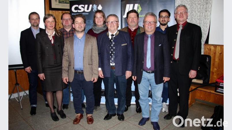 Michael Dutz (Vierter von links) ist neuer Ortsvorsitzender. CSU-Kreisvize Johannes Reger (rechts) und Bürgermeister Toni Dutz (Zweiter von rechts) gratulierten ihm und der übrigen Führungsspitze. Bild: wro