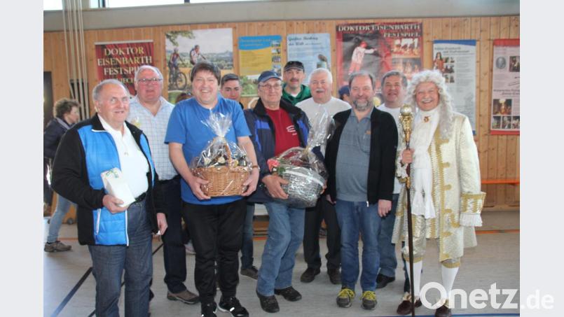 Die Vereine mit den meisten Teilnehmern beim 42. Wandertag zeichneten Bürgermeister Heinz Weigl (Zweiter von links), Bezirksvorsitzender Karl-Heinz Lehrer und Abteilungsleiter Alois Früchtl (Dritter und Vierter von rechts) sowie &quot;Doktor Eisenbarth&quot; (rechts) aus. Bild: frd