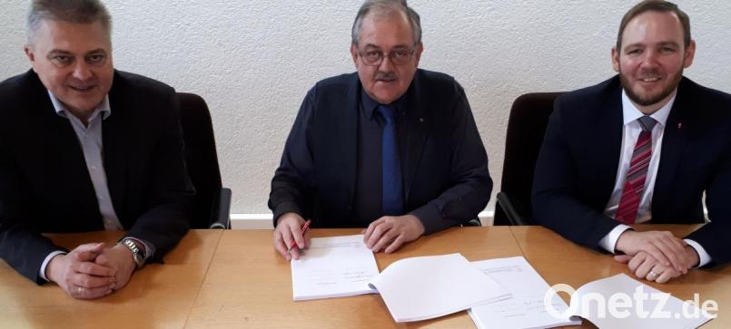 Ein weiterer Schritt zur Breitbanderschließung der Gemeinde Schlammersdorf: Als Vertreter der Telekom Deutschland trafen sich Regiomanager Enrico Delfina (rechts) und Friedrich Weinlein (links) mit Bürgermeister Gerhard Löckler zur Unterzeichnung des Kooperationsvertrags. Bild: lgc
