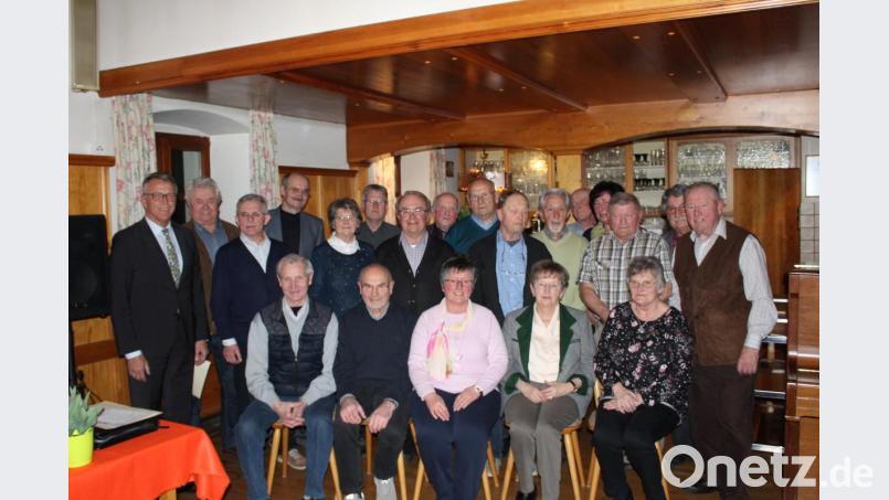 Mitgliederehrungen standen auf der Tagesordnung der Versammlung des Obst- und Gartenbauvereins. Im Bild die Geehrten für 25 und 40 Jahre mit Bürgermeister Franz Stahl (links) und den Vorsitzenden Gerhard Gradl (hinten Vierter von links) und Gabriele Laubert (vorne Mitte). Bild: hä