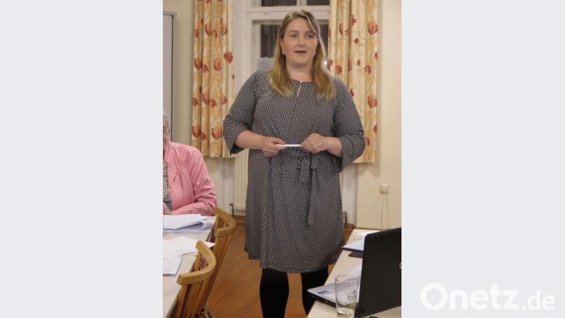 Bildungskoordinatorin Sabine Frank stellt beim Kemnather Frauenbund das Netzwerk Bündnis für Familie im Landkreis Tirschenreuth vor. Bild: jzk