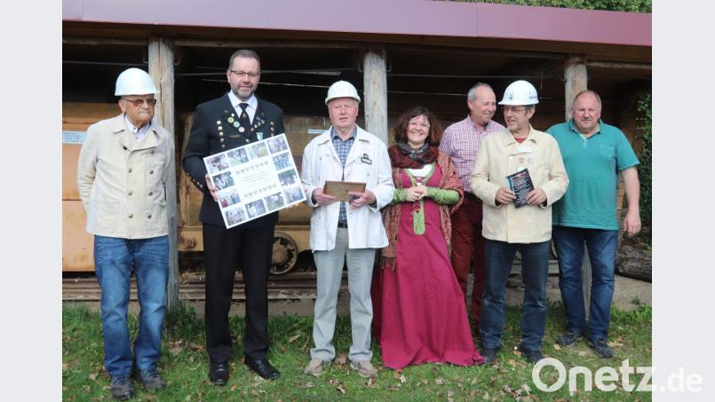 Im Bild von links Georg Schaller, einer der letzten Bergbau-Kollegen von Jupp Rieder, Vorsitzender Armin Kraus vom Bergknappenverein, Jupp Rieder, Tanja Weiß, Vorsitzende des historischen Vereins Stiberfähnlein und Stollenführerin, Siegfried Scholz, Peter Ostermann und Andreas Hubert. Bild: mfh