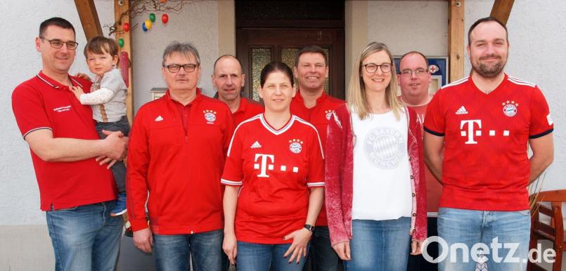 Präsident Oliver Schwendner, im Bild mit Sohn Emil, führt gemeinsam mit Edwin Marschall, Richard Winkler, Nicole Winkler, Thomas Baumer, Marion Baumer, Gerry Smit-Wiesen und Michael Eichenseer (von links) den FC Bayern München-Fanclub Wolfsbach „Mia san mia.“ Bild: sön