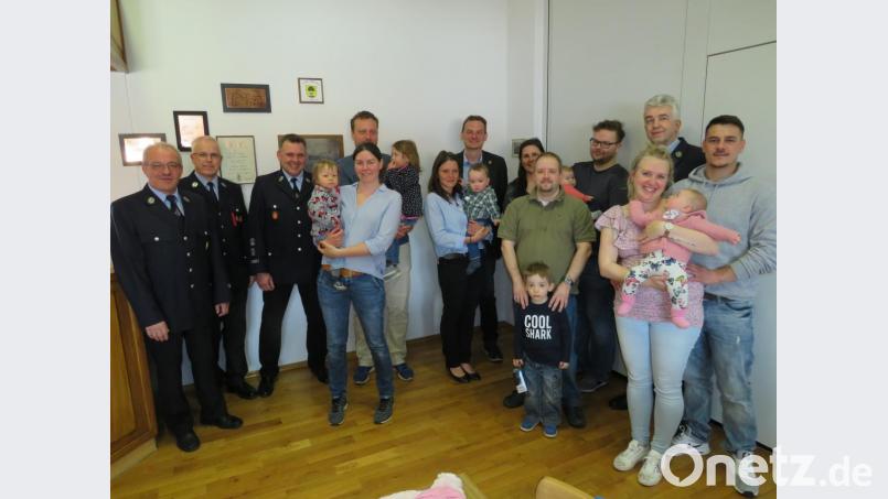 Nur wenige Familien waren ins Gerätehaus der Feuerwehr zur Übergabe von Rauchmeldern gekommen. Bürgermeister Ernst Schicketanz (hinten, Mitte), Kommandant Gottfried Amschl (hinten, rechts) und Vorstand Wolfgang Müller (links) sin enttäuscht wegen der geringen Resonanz. Bild: adj