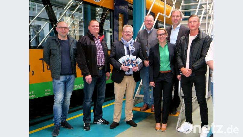 Die Bahnvertreter Christine Hecht, Thomas Prechtl und Wolfgang Pollety (dahinter) führten Oberbürgermeister Andreas Feller (Mitte) und die Besucher des Info-Tages durch die Schwandorfer Betriebsstätte der Länderbahn. Bild: Hirsch