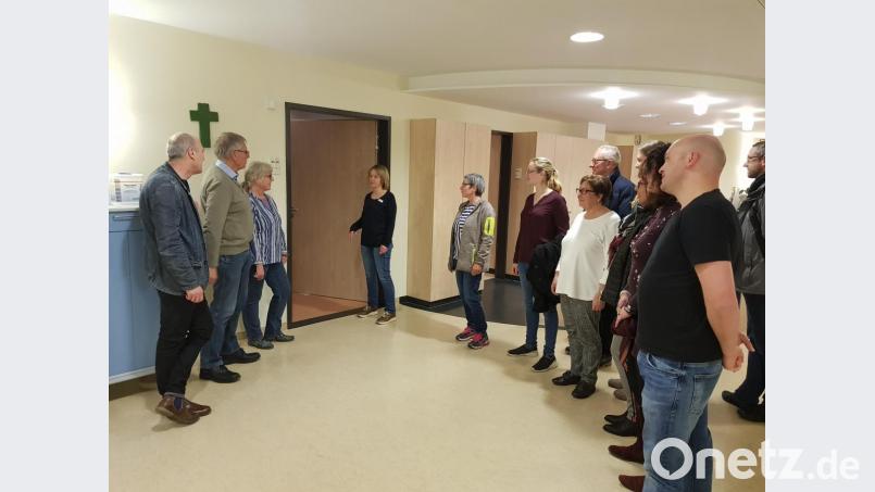 Leiterin Susanne Wagner führt die Mitglieder des Klinischen Ethikkomitees der Kliniken Nordoberpfalz AG durch die Räume des Hospizes St. Felix. Bild: exb