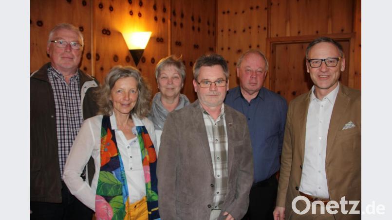 Das neu gewählte Vorstandsteam des BVS-Rehasportvereins Waldsassen, Günther Kraus, Eva Ristl, Maria Stingl, Robert Zinnecker und Engelbert Franz, mit Bürgermeister Bernd Sommer (von links). Bild: kro