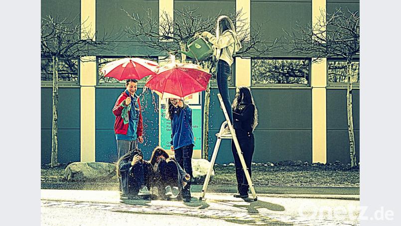„Freunde lassen einen nicht im Regen stehen“ – zu diesem Titel wurde sich beim Thema Freunde entschieden, weil sie einen auch in schwierigen Zeiten nicht im Stich lassen. Bild: sön