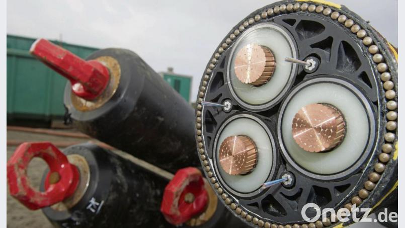 Der Kreisausschuss hat sich für einen völligen Planungsstopp beim Süd-Ost-Link ausgesprochen. Dabei spielen neben den Stromkabeln auch die Leerrohre (links) eine Rolle. Bild: Stefan Sauer/dpa