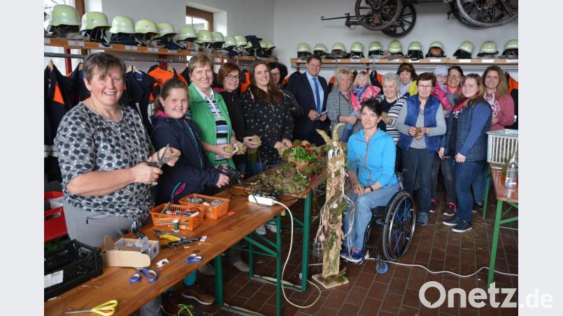 Viel Freude hatten Gartenbäuerin Monika Keck (links), Kreisbäuerin Irmgard Zintl (Dritte von links) und die Teilnehmerinnen beim Basteln von Osterdekorationen und Ostergestecken. Auch Zweiter Bürgermeister Stefan Grillmeier (Mitte) schaute kurz beim Kurs vorbei. Bild: jr