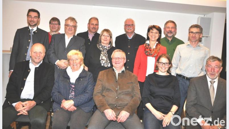 Robert Eichorn (vorne, Mitte) wurde erneut zum CSU-Ortsvoritzenden gewählt. Ihn vertreten Stephanie Kuchlbauer (sitzende, Zweite von rechts) und Petra Klinger (sitzende, Zweite von links). Zweiter Bürgermeister Hans-Peter Klünner (vorne, rechts) informierte über das Kommunalgeschehen,. Altlandrat Simon Wittmann (vorne, links) sieht in der Aufnahme von AfD-Mitgliedern in die CSU kein Problem. Bild: es