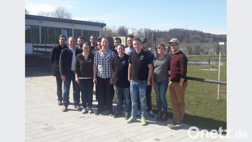 Der neue Vorstand der Jungen Union Poppenricht-Traßlberg (von links): Pfarrer Dominik Mitterer, Zweiter Bürgermeister Hermann Böhm, Bastian Wild, Lisa Jütte, Michael Heigl, Christian Hofmann, Markus Weiß, Manfred Hofmann, Benjamin Bogner, Johannes Hauer, Michael Birkl, Ramona Birkl und Florian Birkl. Bild: exb