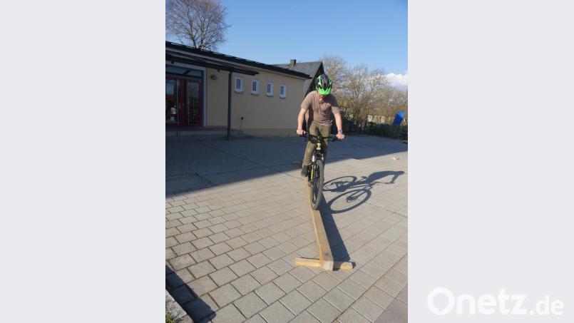 Vor der Turnhalle zeigten Schüler der AG Mountainbike ihr Können. Bild: rn