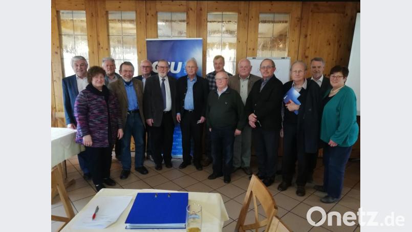 Die neue Führung der Senioren-Union (von links): Gotthard Färber, Brigitte Trummer, Eugen Eckert, Hans Kormann, Herbert Ernst, Werner Naundorf, Helmut Fischer, Dieter Beck, Herbert Demleitner Hans Fritzsche, Reinhold Birner, Klaus Wolkersdorfer, Hubert Siegert und Roswitha Hubmann. Bild: fhe