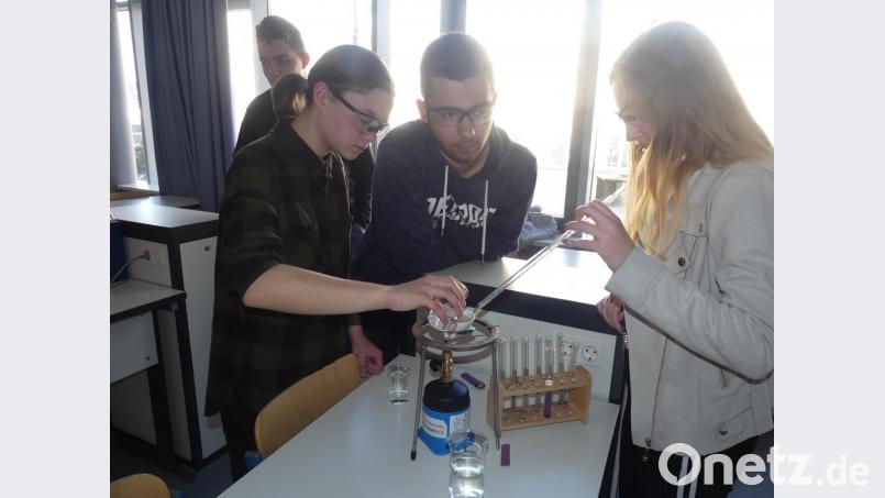 Mit viel Fingerspitzengefühl zeigten die Schüler, was im Chemie-Unterricht geboten ist. Bild: rn