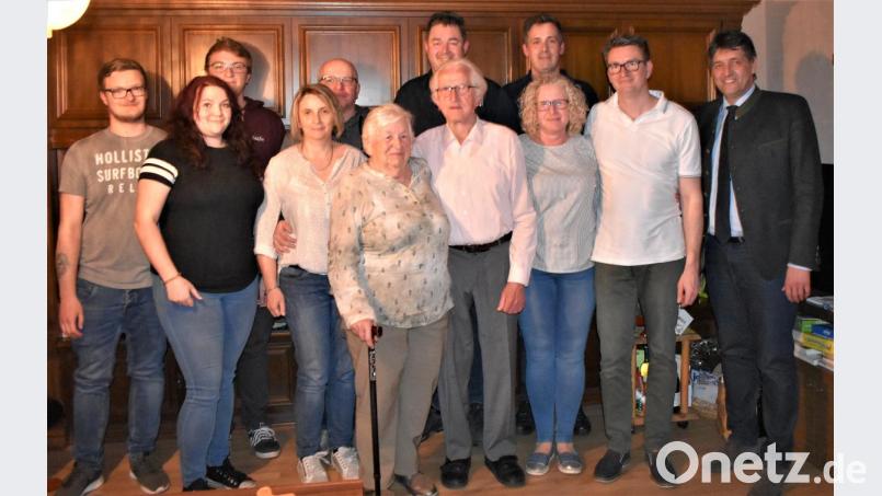 Adolf Flor feierte seinen 85. Geburtstag bei guter Gesundheit. Viele Glückwünsche durfte er dazu entgegennehmen, unter anderm von Bürgermeister Edgar Knobloch (rechts) sowie von Markus und Carsten Englhardt (hinten Mitte) im Namen der Feuerwehr. Bild: rgr