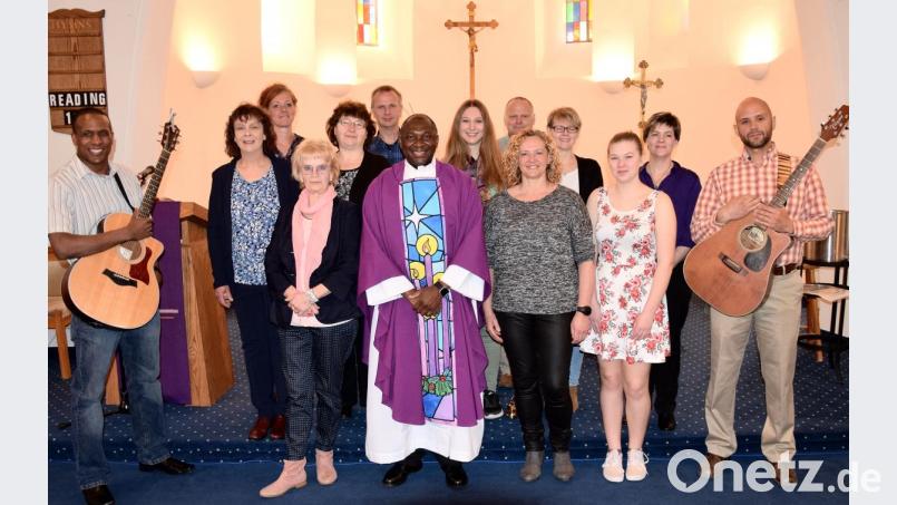 Der deutsch-amerikanische Chor umrahmte den Gottesdienst bei der Militärgemeinde in Hohenfels. Für Father Felix Kumai (Bildmitte) war es eine schöne Sache, im Gottesdienst Lieder in deutscher und englischer Sprache zu hören – und dafür gab es zum Ende einen kräftigen Applaus. Bild: bö