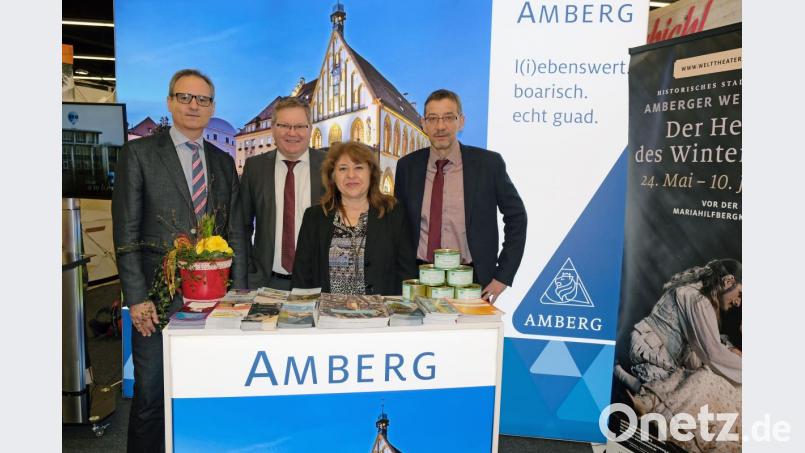 Premiere bestanden: Bei der Freizeitmesse in Nürnberg präsentierte Amberg seinen neuen Stand (von links): Kultur- und Tourismusreferent Wolfgang Dersch, Oberbürgermeister Michael Cerny, Emma Adamczyk von der Tourist-Info und Kulturamtsleiter Reiner Volkert. Bild: Susanne Schwab