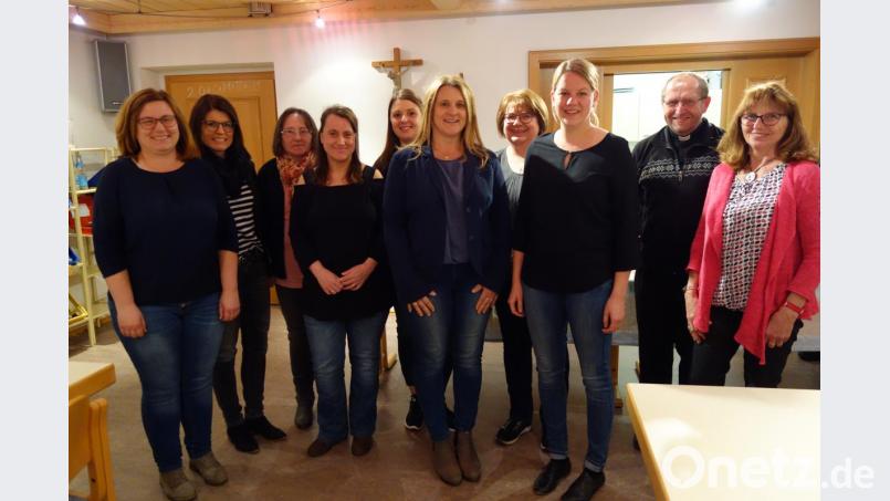 Pfarrer Thomas Thiermann mit der neuen Führungsmannschaft (von links): Luzia Richtmann, Miriam Ziegler, Klara Buckenlei, Marina Schedl, Nadine Scheck, Elke Beer, Sandra Zölch, die neue Vorsitzende Lucia Ziegler, Pfarrer Thierman und Monika Jäger. Bild: exb