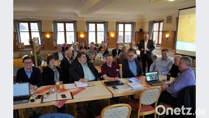 Die CSU-Kreistagsfraktion um Fraktionssprecher Stefan Braun (sitzend, Dritter von rechts) diskutiert mit Landrat Richard Reisinger (stehend) und den Referenten (alle Mitte) Kreiskämmerer Anton Weber, Hubert Saradeth (Gebäudemanagement) und Matthias Kolb (Tiefbauamt) den Kreishaushalt 2019 und die in diesem Jahr anstehenden Hoch- und Tiefbaumaßnahmen. Bild: Michael Mertel