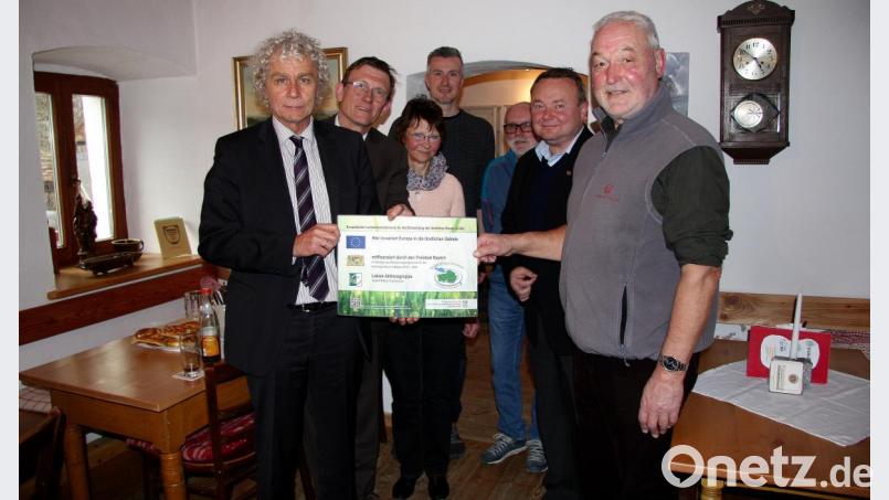 Fördertreffen in der Glasschleif mit Landrat Wolfgang Lippert, Leader-Koordinator Hans-Michael Pilz (AELF), 2. Bürgermeisterin und Kirchenpflegerin Gabriele Hawranek, Florian Preisinger vom InitiAktivKreis, Architekt Joseph Hörl, Pfarrer Josef Waleszczuk und Steinwaldia Vorsitzender Norbert Reger mit dem Schild, das augenfällig auf die Förderung hinweist. Bild: wro