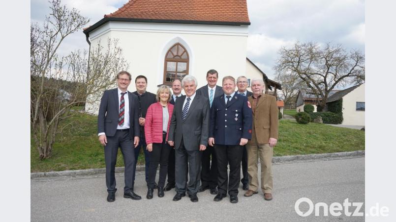 Jubilar Hermann Beer (vorne, Dritter von links) nahm die Glückwünsche zahlreicher Vereinsvertreter entgegen. Bild: nib