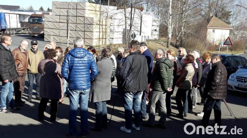 Zahlreiche Teilnehmer konnte Cornelia Stahl zum Stadtteilspazierung willkommen heißen. Bild: exb