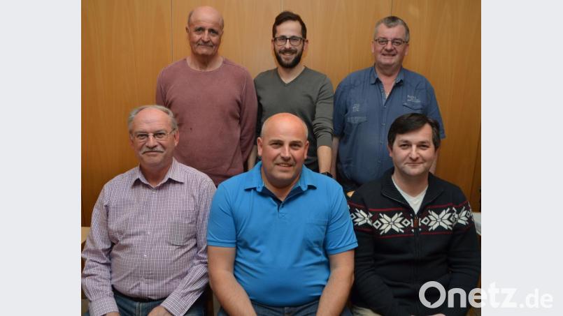Spartenleiter bleibt Norbert Puff, Stellvertreter und Schriftführer Manfred Karl und Kassier Hermann Bibel (von rechts nach links). Thomas Groß aus dem Vorstand der SpVgg möchte junge Leute für den Kegelsport begeistern. Bild: dob