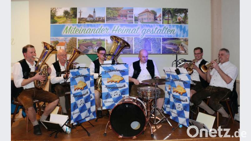 Die Falkenberger Karpfenmusik spielt auf. Bild: rpp