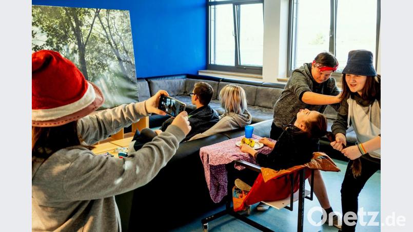 Über die Rollen der Szene diskutiert, unterschiedliche Posen und Einstellungen der Kamera ausprobiert, bis das Bild zur Zufriedenheit der Jugendlichen ausfiel. Bild: sön