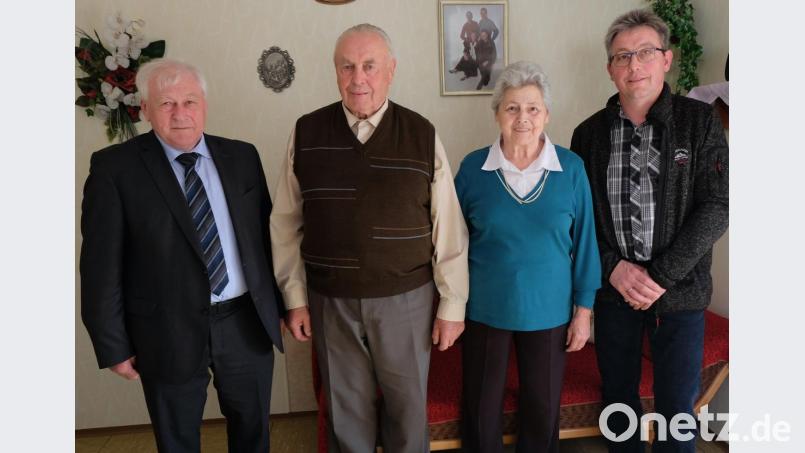 Kürzlich feierte Konrad Beer (Mitte mit Gattin Luise) den 80. Geburtstag. Bürgermeister Johann Wilhelm (links) und Gemeinderat Wolfgang Blödt (rechts) überbrachten die Glückwünsche der Gemeinde. Bild: ohr