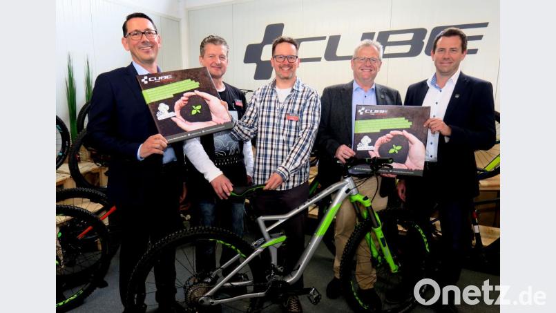 Vermieter Christian Wolf, Regionalleiter Reiner Schmid-Egelkraut, CUBE-Geschäftsführer Martin Schmidt, Oberbürgermeister Andreas Feller und City-Manager Roland Kittel (von links) feierten die Eröffnung des Cube-Stores am Standort „Bei der Autobahnmeisterei“. Bild: Hirsch