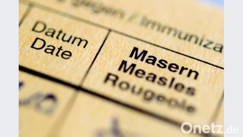 Die Aufschrift "Masern" steht auf einem Impfpass. Foto: Hauke-Christian Dittrich/Archiv Bild: Hauke-Christian Dittrich