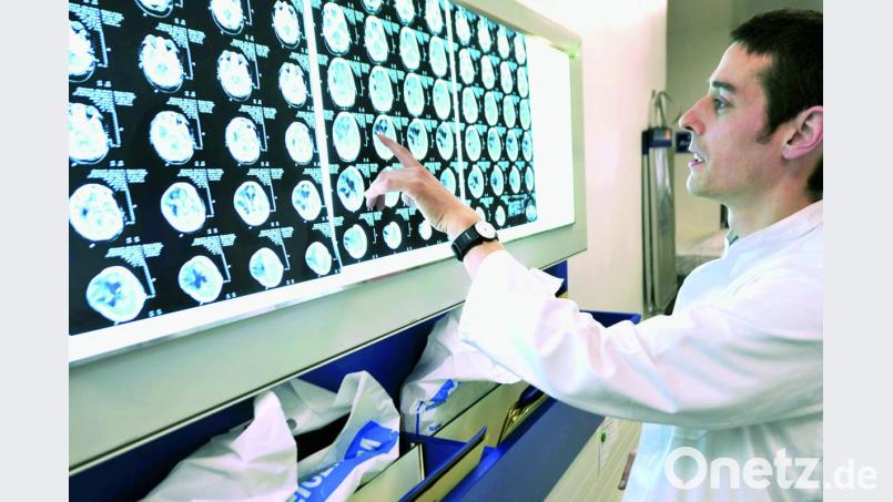 Bevor eine Organspende in Erwägung gezogen wird, muss der Tod zweifelsfrei feststehen. Voraussetzung ist ein irreversibler Hirnfunktionsausfall, der hier genau überprüft wird. Die gesetzlichen Vorgaben für die Einwilligung werden momentan neu geregelt. Bild: DSO/Johannes Rey